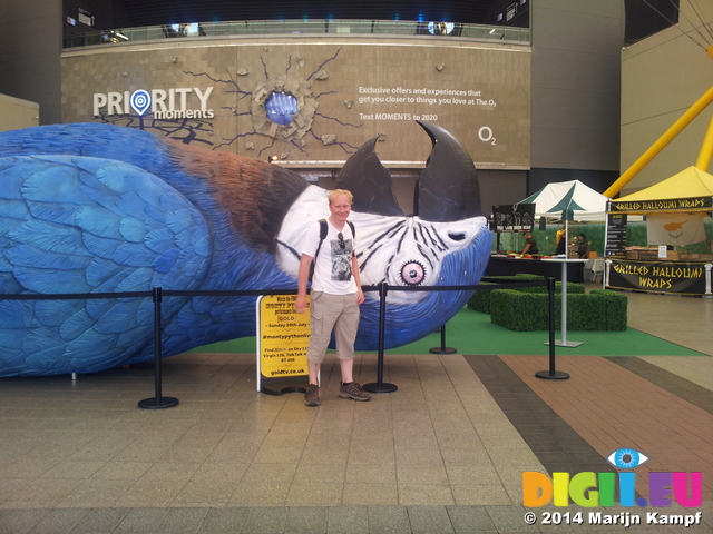 20140718_164501 Marijn with giant dead parrot